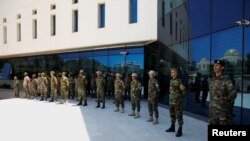 Les forces de sécurité montent la garde au siège de la National Oil Corporation (société pétrolière nationale) de l'État libyen à Tripoli, en Libye, le 14 juillet 2022. 