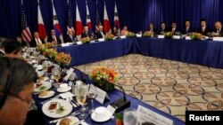 Perezida Donald Trump mu mubonano mugenzi we wa Koreya y'epfo, Moon Jae-in, Umushikiranganji wa mbere w'Ubuyapani, Shinzo Abe n'abandi i New york.