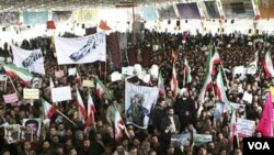 Iranyen yo asiste nan antèman Sanee Zhaleh, yon etidyan lapolis te tiye nan yon manifestasyon opozisyon an nan Tehran .....  16 fevriye 2011
