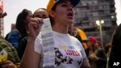 Venezolanos durante una protesta contra la reelección del presidente venezolano Nicolás Maduro, en Santiago de Chile, el miércoles 28 de agosto de 2024. 