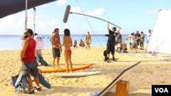 Filmación de una escena de Hawaii Five-O en una playa de las islas.