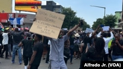 Protestos em Maputo: Terceiro dia de luto pela justiça e eleitoral e contra a carestia de vida. Mercado do Estrela Vermelha. Moçambique, 22 de novembro 2024