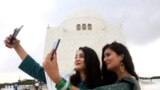 دو زن پاکستانی در حال گرفتن سلفی در محل یادبود محمدعلی جناح بنیانگذار پاکستان. این کشور سالروز استقلال خود را جشن می گیرد.&nbsp;