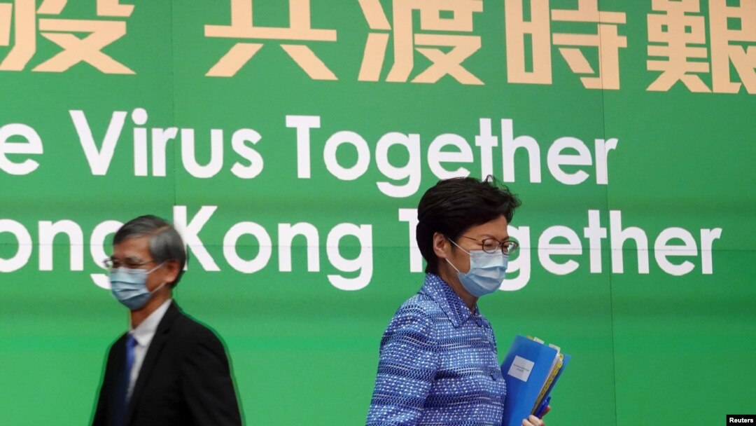 Pemimpin Eksekutif Hong Kong Carrie Lam mengenakan masker saat menggelar konferensi pers di Hong Kong, 8 April 2020. 
