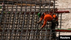 Trabajadores instalan varillas de acero en un sitio de construcción en Miami, Florida, el 11 de marzo de 2025