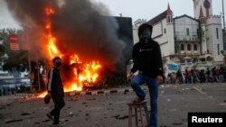 ملک کے کئی شہروں میں جاری مظاہروں میں شریک افراد نئے قانون کو مزدوروں کے حقوق سلب کرنے اور آب و ہوا کے لیے نقصان دہ قرار دے رہے ہیں۔