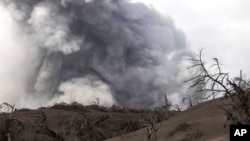 Gunung berapi Taal memuntahkan abu di pulau gunung berapi di Talisay, Provinsi Batangas, Filipina selatan, Januari 2020. (Foto: AP)