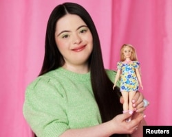 La modelo británica Ellie Goldstein posa con la primera muñeca de Barbie con síndrome de Down, en Londres, Gran Bretaña. Mattel/Catherine Harbour/Folleto vía REUTERS