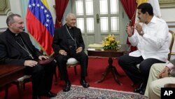 Foto de archivo de una reunión del arzobispo de Venezuela, Diego Rafael Padrón, el nuncio apostólico Pietro Parolin y el presidente Maduro en el Palacio de Miraflores, en 2014.