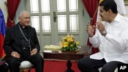 Monseñor Diego Padrón (izquierda), presidente de la Conferencia Episcopal Venezolana, conversa con el presidente Nicolás Maduro.