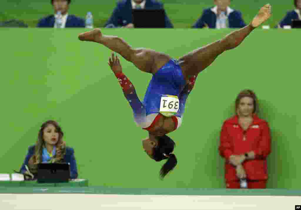 កីឡាការនី Simone Biles របស់​អាមេរិក​សម្តែង​នៅ​លើ​ឆាក​ក្នុង​វគ្គ​ផ្តាច់ព្រ័ត្រ​នៃ​ការ​ប្រកួត​កាយសម្ព័ន្ធ​នៅ​ក្នុង​ការ​ប្រកួត​អូឡាំពិក​នា​រដូវ​ក្តៅ ២០១៦ នៅ​ក្នុង​ក្រុង Rio de Janeiro ប្រទេស​ប្រេស៊ីល។