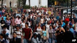 People spill out into an avenue after a power outage in Caracas, Venezuela, March 7, 2019. A power outage left much of Venezuela in the dark early Thursday evening. 