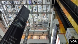 A mall in Singapore is seen from a glass elevator. (VOA News)