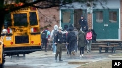 20일 총격 사건이 발생한 미국 메릴랜드주 그레이트밀스 고등학교에서 경찰이 학생들을 대피시키고 있다.