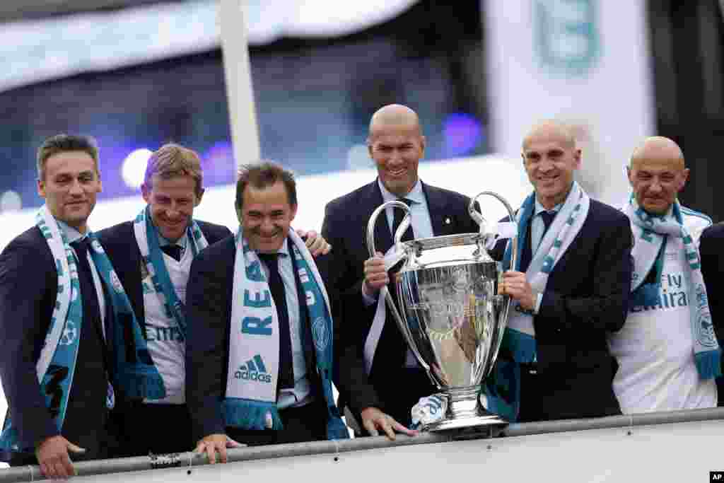 د ریال مادرید د ټیم روزونکی زین الدین زیدان د اروپا د چمپین لیگ جام د گټلو د خوشحالۍ پر وخت