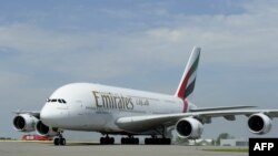 Pesawat Airbus A380 milik Emirates Airline di bandara Schiphol, Amsterdam (foto: ilustrasi). 