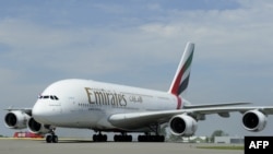 Pesawat superjumbo Airbus A380 milik Emirates Airline (foto: ilustrasi). Airbus melakukan PHK besar-besaran karena kurang lakunya A380, jet penumpang terbesar di dunia.