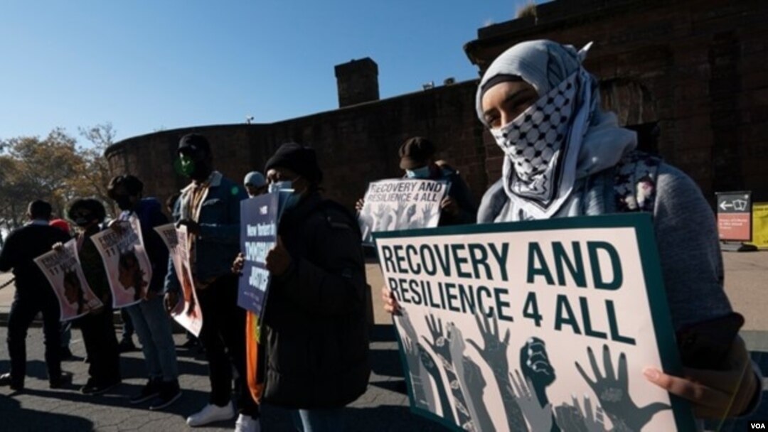 Yafa Dias sostiene una pancarta en una manifestación pidiendo una reforma inmigratoria en Nueva York a inicios de noviembre. Los participantes pidieron al presidente electo Joe Biden que reforme el sistema inmigratorio.