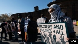 Yafa Dias sostiene una pancarta en una manifestación pidiendo una reforma inmigratoria en Nueva York a inicios de noviembre. Los participantes pidieron al presidente electo Joe Biden que reforme el sistema inmigratorio.