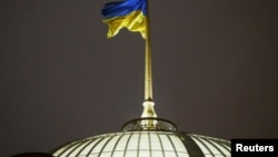 Quốc kỳ Ukraine tung bay trên tòa nhà quốc hội ở Kiev. Quốc hội Ukraine vừa áp đặt lệnh trừng phạt dài 50 năm đối với các tổ chức tài chính của Nga vào ngày 23/2/2023.