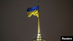 Флаг Украины над зданием Верховной Рады (архивное фото) 