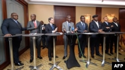 De G. à D., Jean-Pierre Bemba, Adolphe Muzito, Alan Doss, président de la Fondation Kofi Anna, Martin Fayulu, Freddy Matungulu, Félix Tshisekedi, Moise Katumbi et Vital Kamerhe, à Genève