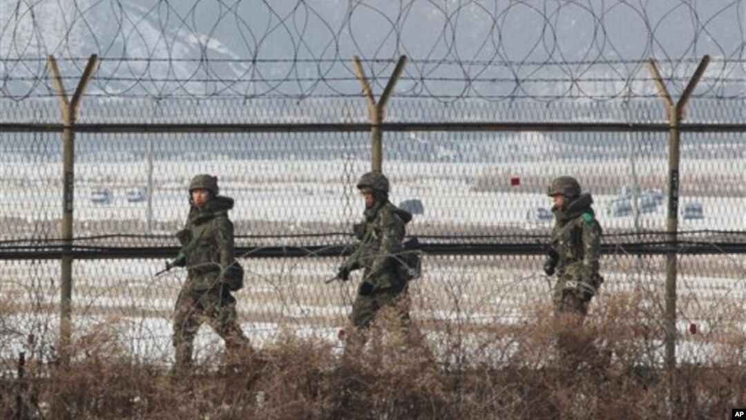 Tentara Korea Selatan berpatroli di sepanjang pagar perbatasan berkawat duri di zona demilitarisasi Panmunjom, Paju, Korea Selatan (Foto: dok). Korut mengancam akan mengabaikan kesepakatan gencatan senjata dengan Korsel apabila Korsel meneruskan latihan perangnya dengan AS, Selasa (5/3).