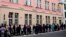 Черга біля українського посольства у Берліні. AP Photo/Markus Schreiber