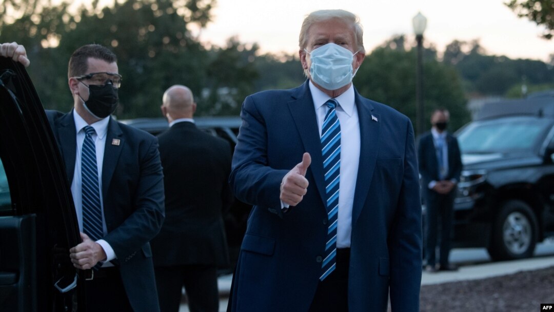 Presiden AS Donald Trump mengacungkan ibu jari saat meninggalkan Rumah Sakit Militer AS Walter Reed di Bethesda, Maryland, Senin petang (5/10). 