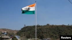 Le drapeau indien flotte à la frontière avec le Myanmar.