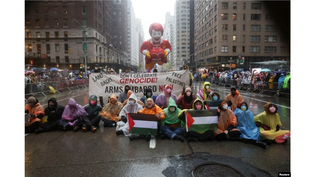La gente protesta durante el 98º desfile del Día de Acción de Gracias de Macy's en la ciudad de Nueva York, EE. UU., el 28 de noviembre de 2024. REUTERS/Brendan McDermid