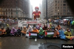 La gente protesta durante el 98º desfile del Día de Acción de Gracias de Macy's en la ciudad de Nueva York, EE. UU., el 28 de noviembre de 2024. REUTERS/Brendan McDermid