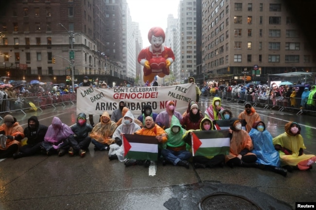 La gente protesta durante el 98º desfile del Día de Acción de Gracias de Macy's en la ciudad de Nueva York, EE. UU., el 28 de noviembre de 2024. REUTERS/Brendan McDermid