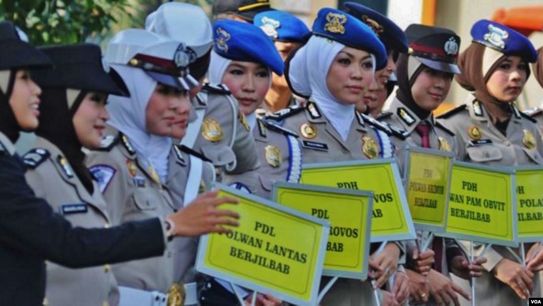 Mabes Polri mengesahkan peraturan yang membolehkan para anggota Polwan beragama Islam mengenakan penutup kepala jilbab atau hijab (foto: VOA/Andylala).