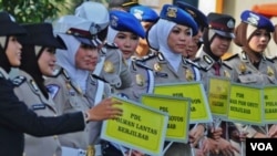 Mabes Polri mengesahkan peraturan yang membolehkan para anggota Polwan beragama Islam mengenakan penutup kepala jilbab atau hijab (foto: VOA/Andylala).