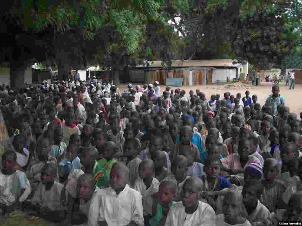 &#39;Yan gudun hijirar da suka hallara domin ganawa da manyan baki a garin Bama, Jihar Borno