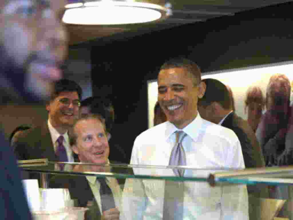 Obama trabajó como organizador comunitario y ejerció su carrera como abogado.