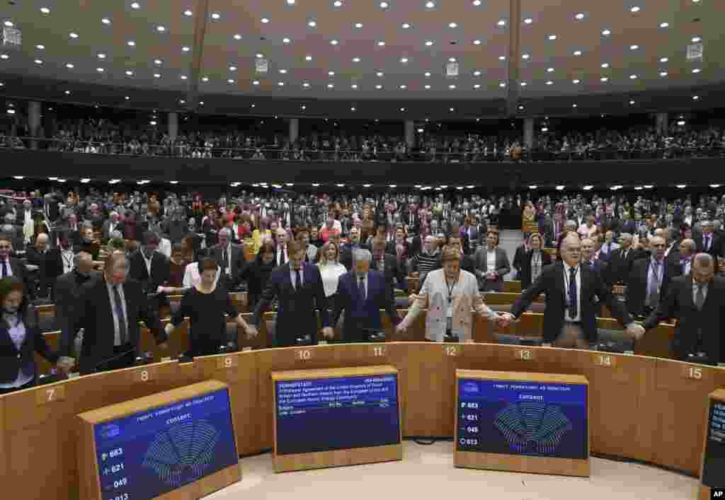 MEP&#39;s sing and hold hands after a vote on the UK&#39;s withdrawal from the EU, the final legislative step in the Brexit proceedings, during the plenary session at the European Parliament in Brussels, Belgium, Jan. 29, 2020. 