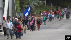 Karavan ribuan migran Honduras saat melewati kota Chiquimula, Guatemala dalam perjalanan menuju AS (16/10). 