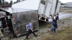 Múltiples tornados en el área de Dallas-Fort Worth en Texas, provocaron graves daños en un estacionamiento de camiones de carga.