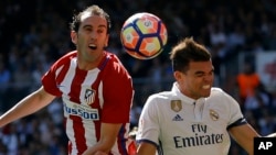 Diego Godin d’Atletico, à gauche, en duel aérien avec Pepe de Real Madrid au cours d’un match de la Liga espagnole entre Real Madrid et Atletico Madrid au stade Santiago Bernabeu à Madrid, 8 avril 2017.