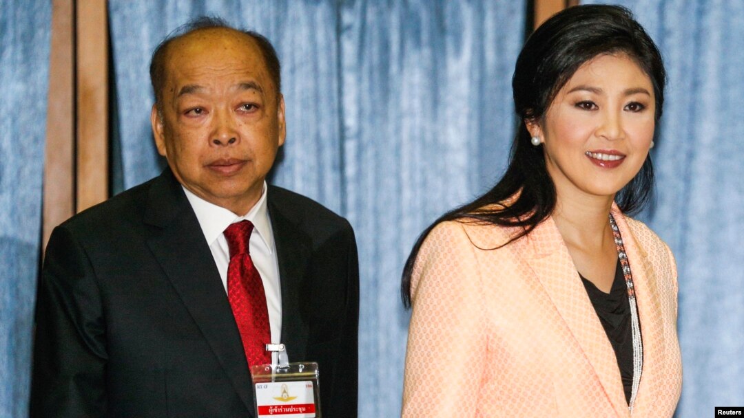 PM Thailand Yingluck Shinawatra (kanan) dan wakilnya, Surapong Tovichakchaikul tiba di Akademi Angkatan Udara Kerajaan Thailand di Bangkok, sesaat sebelum dimulainya pertemuan dengan Komisi Pemilu Thailand (30/4).