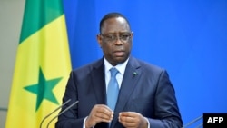 Le président sénégalais Macky Sall s'exprime lors d'une conférence de presse conjointe avec la chancelière allemande, le 27 janvier 2020 à la chancellerie de Berlin.