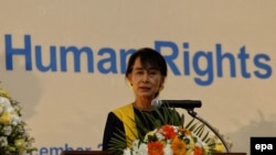 Pemimpin Myanmar Aung San Suu Kyi saat memberikan pidato pada peringatan hari Hak Asasi Manusia Internasional di Yangon, Myanmar, 10 Desember 2012. (Foto: dok).