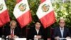 El presidente de Perú, Pedro Castillo (centro), junto a su primer ministro Aníbal Torres (izq) y el canciller César Landa (der) durante una conferencia con la prensa extranjera en Lima el 11 de octubre de 2022.