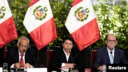 El presidente de Perú, Pedro Castillo (centro), junto a su primer ministro Aníbal Torres (izq) y el canciller César Landa (der) durante una conferencia con la prensa extranjera en Lima el 11 de octubre de 2022.