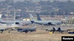 ফাইল ছবি- আদানা শহরের ইনসিরলিক বিমানঘাঁটিতে যুক্তরাষ্ট্রের বিমান বাহিনীর এ-টেন, থান্ডারবোল্ট-টু যুদ্ধবিমানের মধ্যে তুর্কি বিমান বাহিনীর একটি এফ-সিক্সটিন যুদ্ধবিমান দেখা যাচ্ছে।