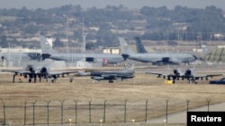 Adana'daki İncirlik Üssü'nde bir F-16 savaş uçağı