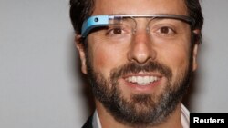 El cofundador de la compañía Sergey Brin prueba las gafas 'inteligentes' de Google.