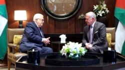 Presiden Palestina Mahmud Abbas (kiri) bertemu dengan Raja Yordania Abdullah II di Amman hari Minggu 25 Februari 2024.